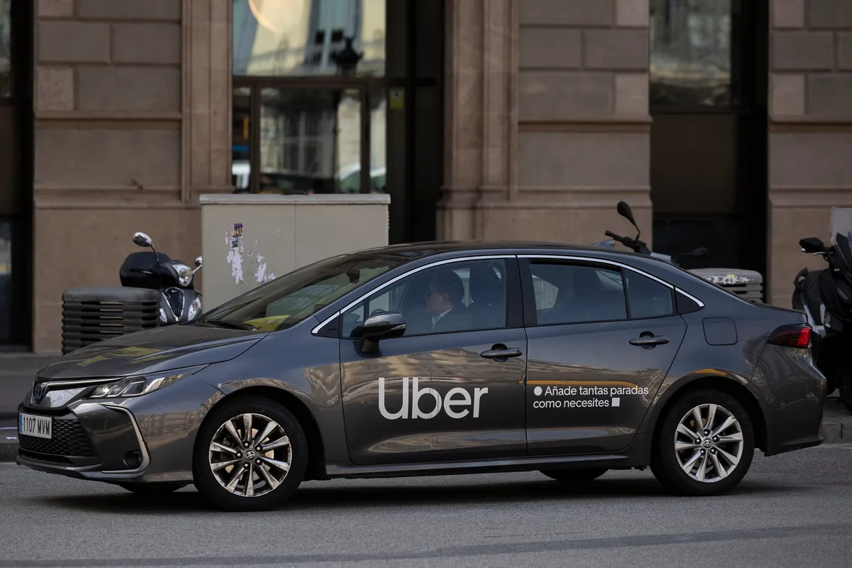 Uber despedirá a 3.300 empleados, el 10% de su plantilla, para invertir en robotaxis, reparto y transporte compartido