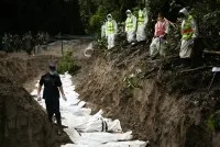Vídeo: Homem atravessa ponte durante enchente no Nepal para ajudar família