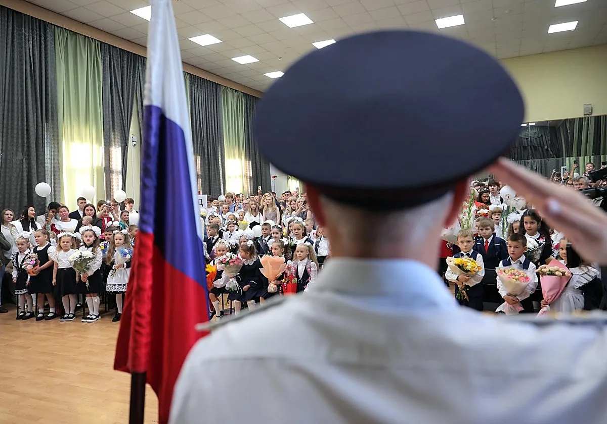 Más patriotismo y menos lenguas extranjeras: los escolares rusos comienzan el curso