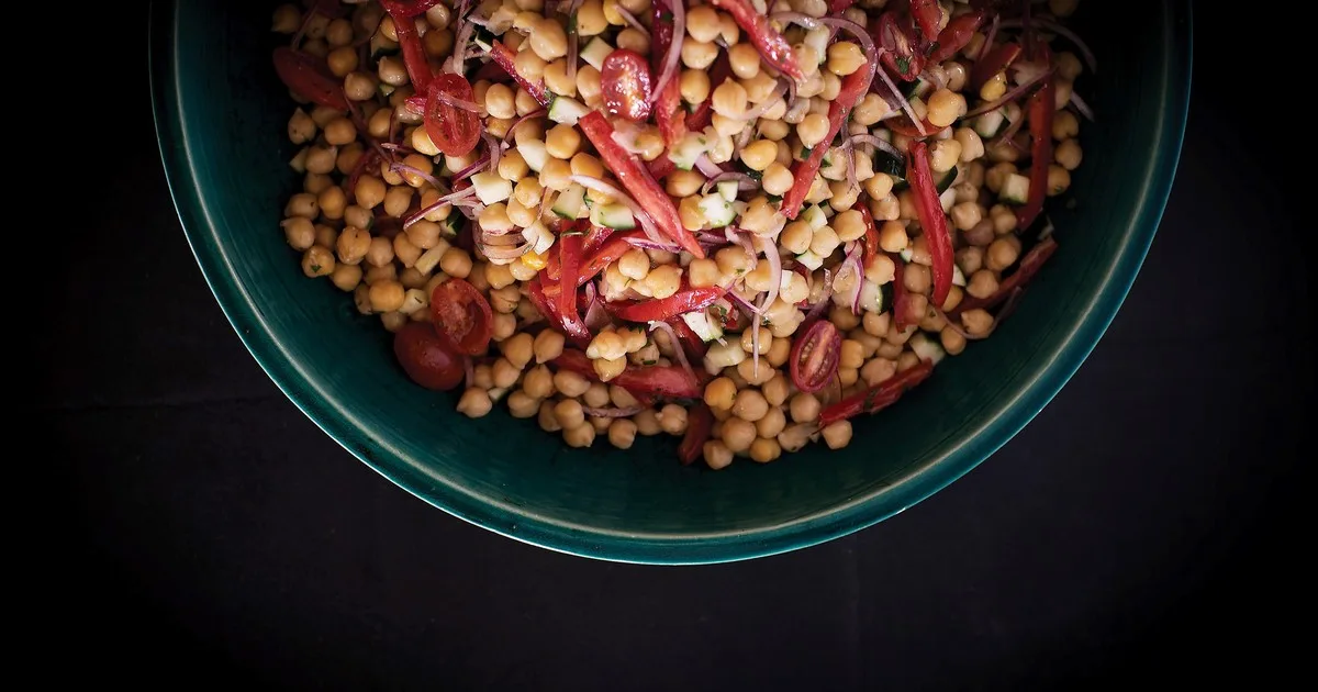 Los chefs coinciden: “La ensalada de garbanzos mejora su sabor con hierbas frescas y un ingrediente crujiente”