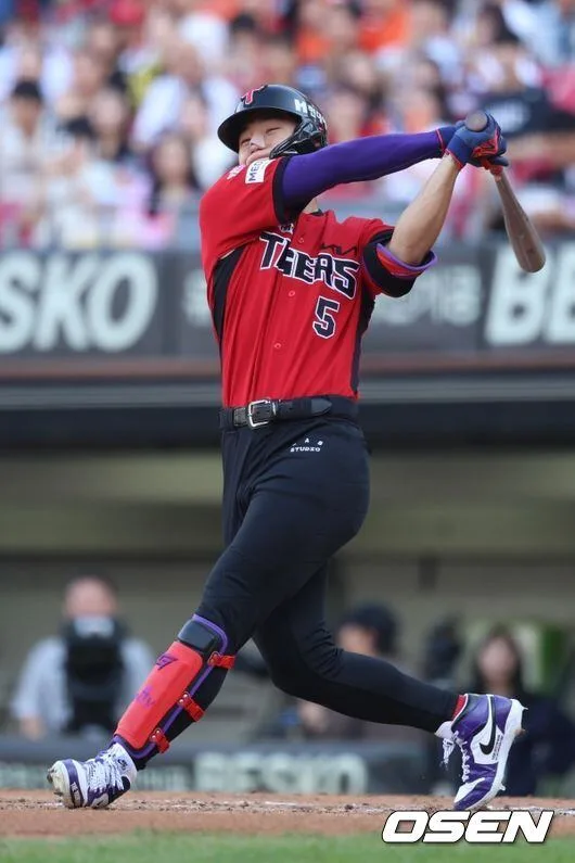 코뼈 보호대 차고 돌아온 김도영 KBO 새 역사 쓰다..최연소 40홈런 100타점 100득점 달성 [오!쎈 광주]