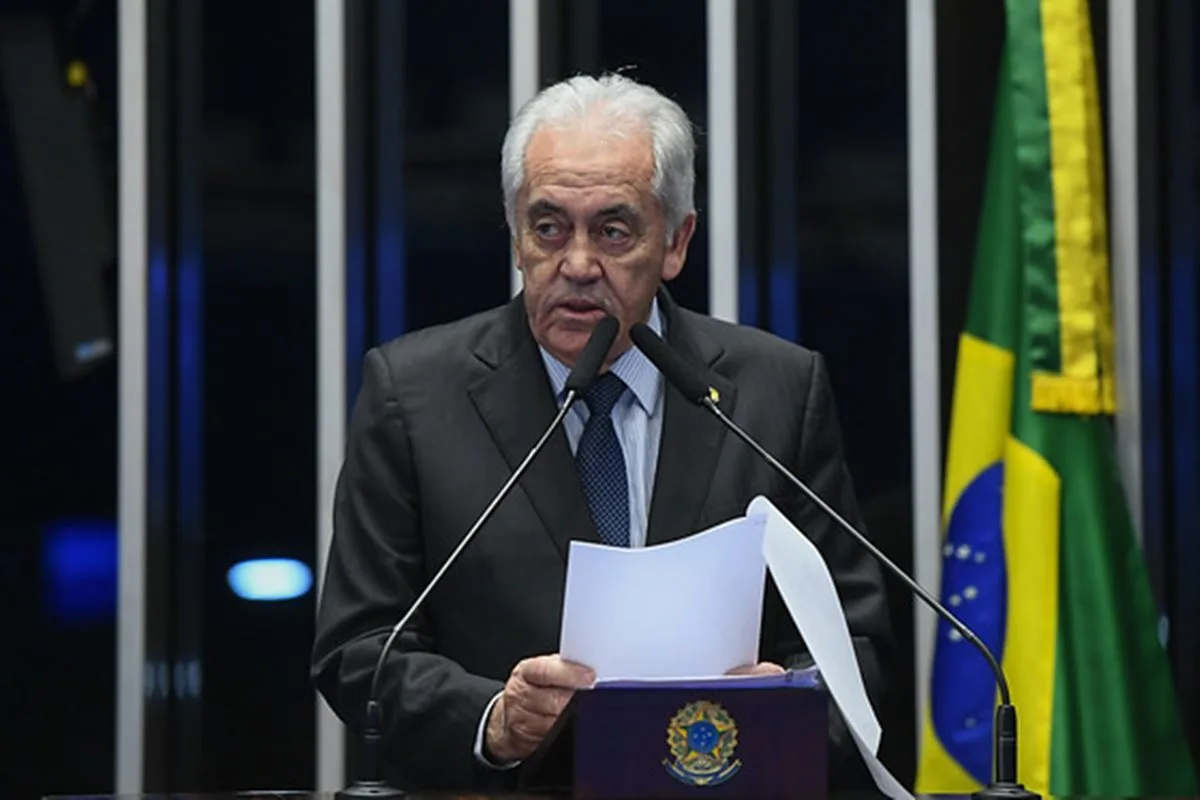 Presidente da CCJ do Senado doa R$ 100 mil para filho candidato