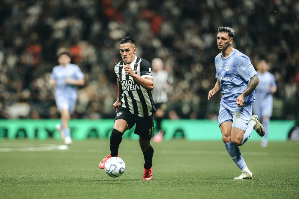 Atlético-MG enfrenta o Coritiba em busca de se aproximar do G-6 no Brasileirão