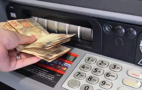 Mais da metade dos trabalhadores chega ao fim do mês sem dinheiro