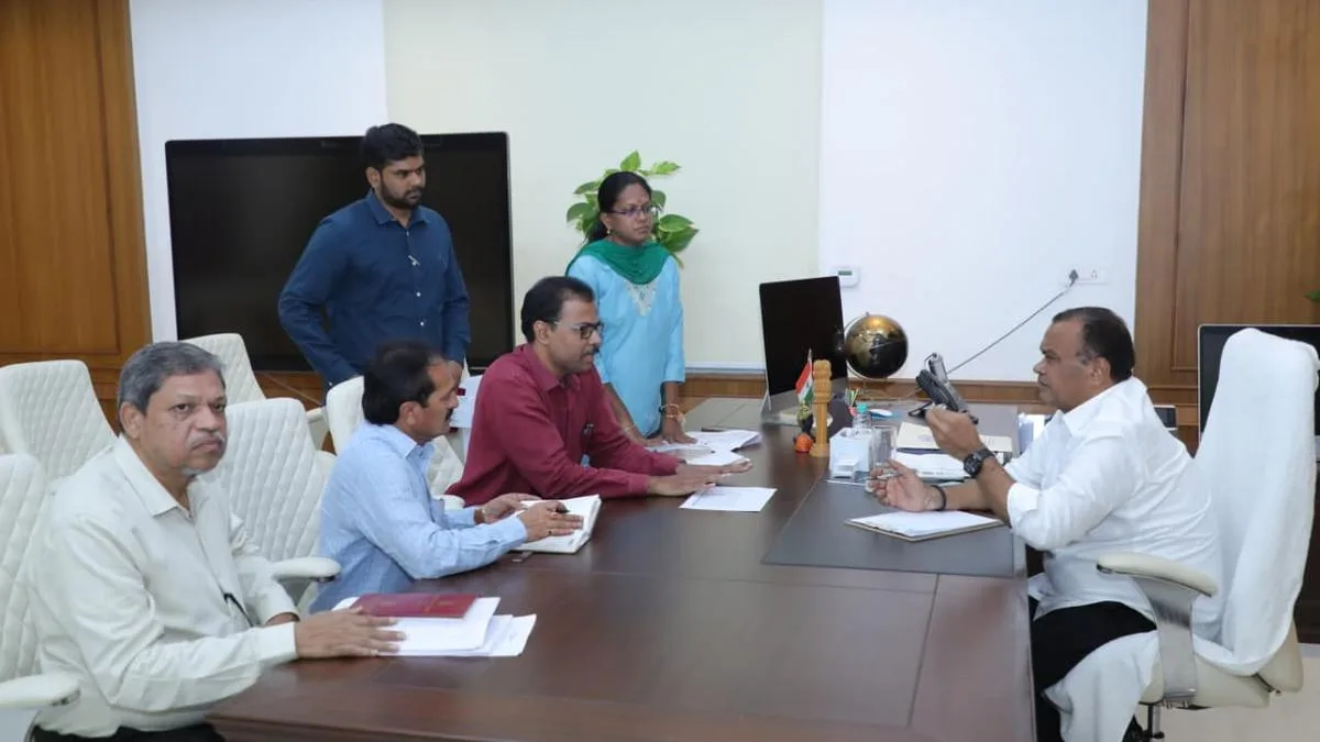Solar car parking at Secretariat by December: Komatireddy