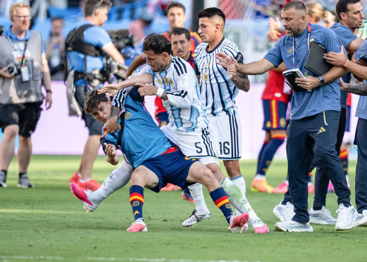 Fifa anuncia punição a jogadores envolvidos em briga na final da Copa do Mundo