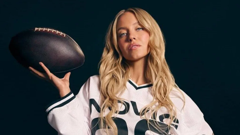 Sydney Sweeney volta a protagonizar campanha controversa: anúncio é acusado de sexualizar mulheres no desporto