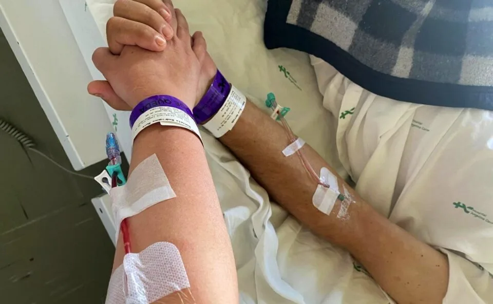 Até onde você iria por amor? Mulher doa rim ao marido e reencontro em hospital emociona; veja vídeo
