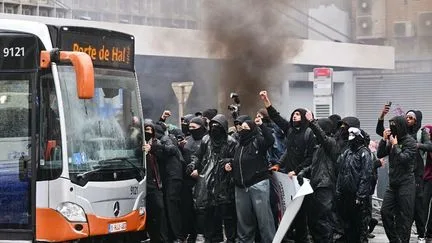 En Belgique, des dizaines de milliers de personnes manifestent à Bruxelles contre la rigueur budgétaire, le défilé émaillé de violences et de dégradations