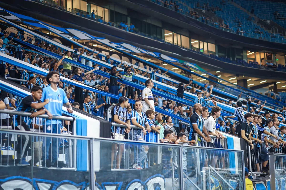 Torcedores de organizadas do Grêmio se reúnem com jogadores na Arena