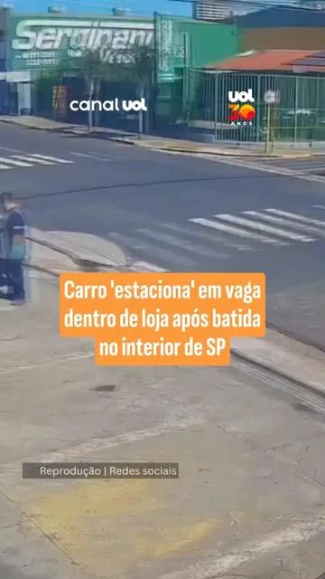 Carro 'estaciona' em vaga dentro de loja após batida no interior de SP