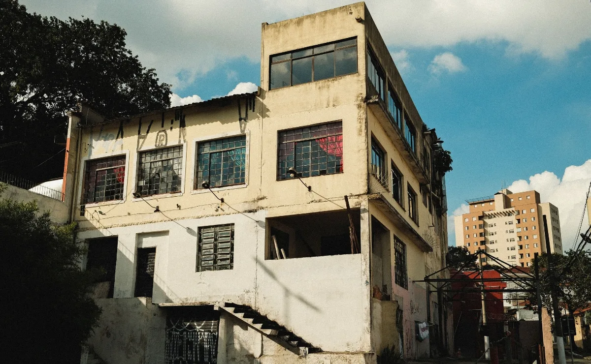 Prefeitura pode tomar posse de casas vazias e imóveis abandonados para virar moradia popular; veja quem pode ser afetado