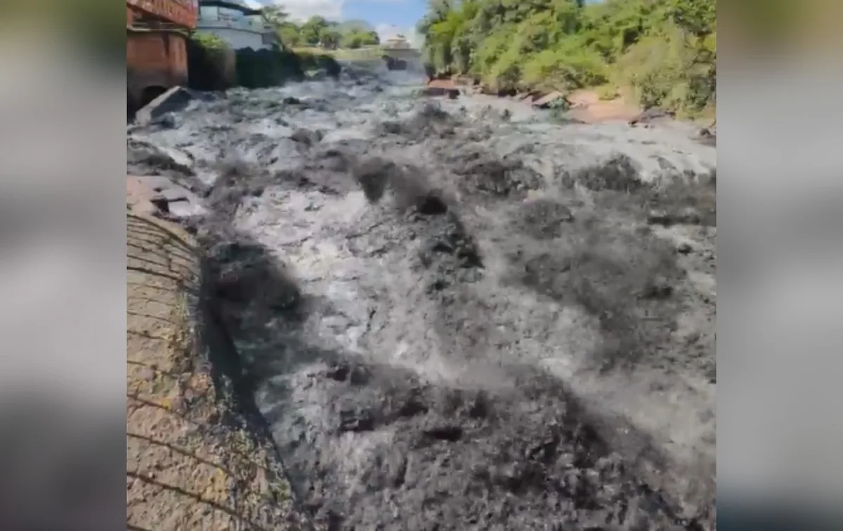 Lama, lodo e esgoto deixa trecho do Rio Tietê com coloração escura em Salto; vídeo