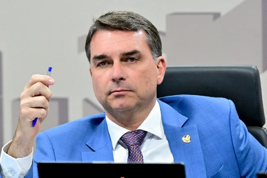 Flávio Bolsonaro pausa campanha e tenta impulsionar agenda de segurança no Senado