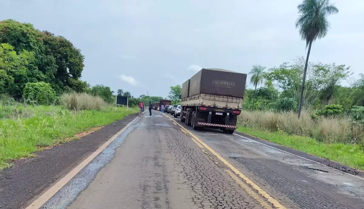 Policial rodoviário entra em surto e trava trânsito na BR-267 em Jardim