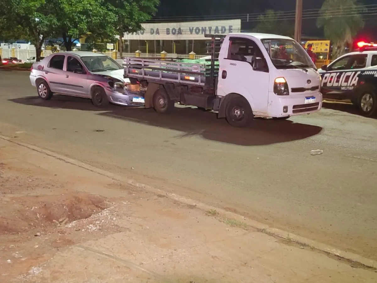 Motociclista para no semáforo e morre prensada entre carro e caminhão em avenida de Campo Grande
