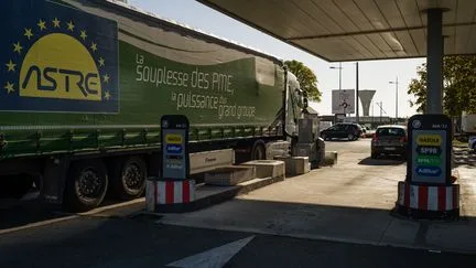 Flambée du prix des carburants : les transporteurs routiers dénoncent une "différence de traitement incompréhensible" dans le plan d'aides, et menacent de se mobiliser