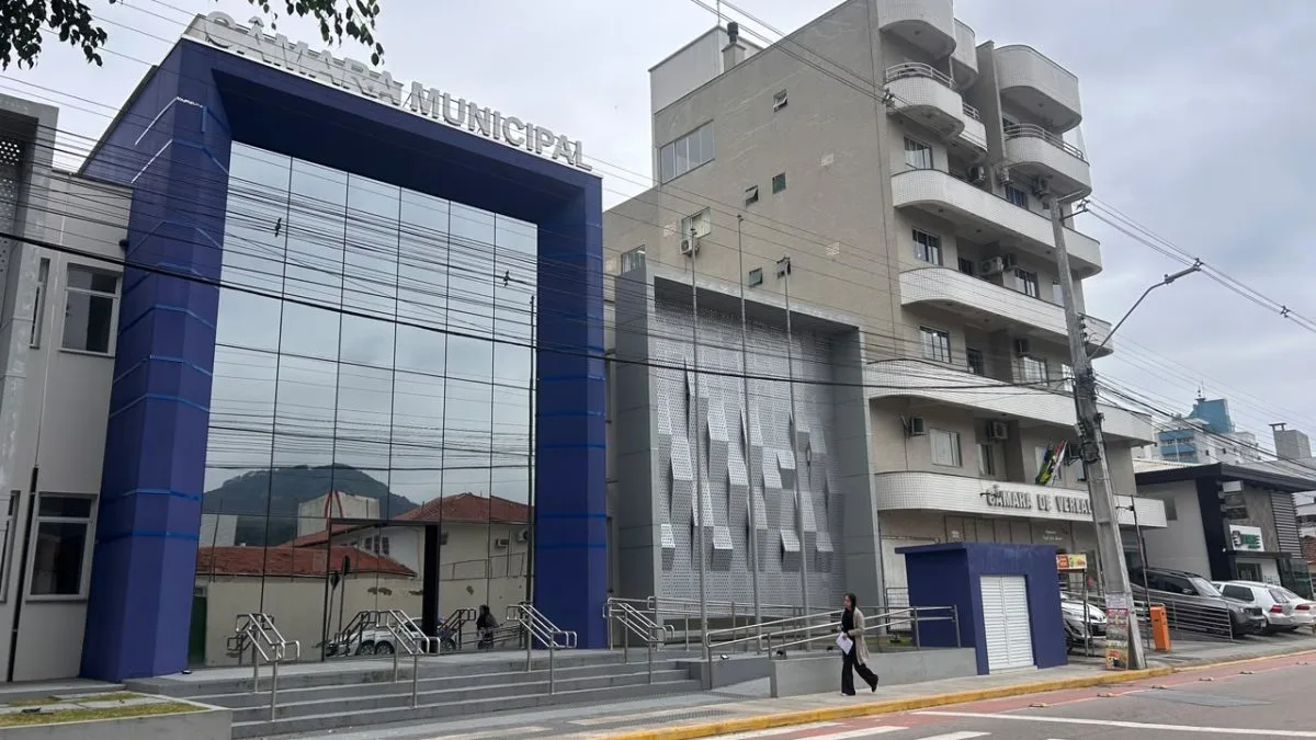Reformada por R$ 4,5 milhões há nove meses, Câmara de Vereadores de Biguaçu segue fechada