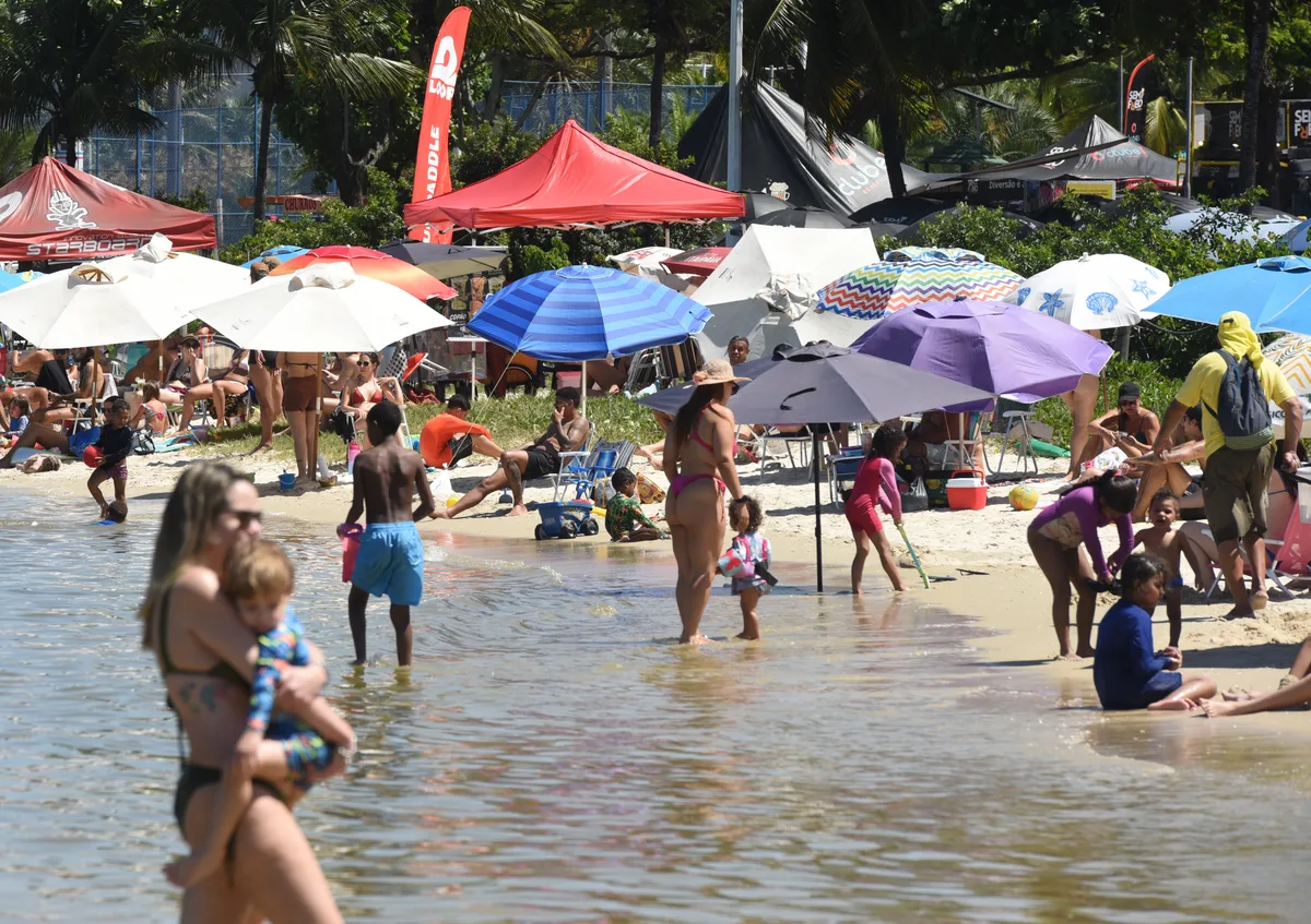 Sábado de calorão movimenta praias de Vitória; veja fotos