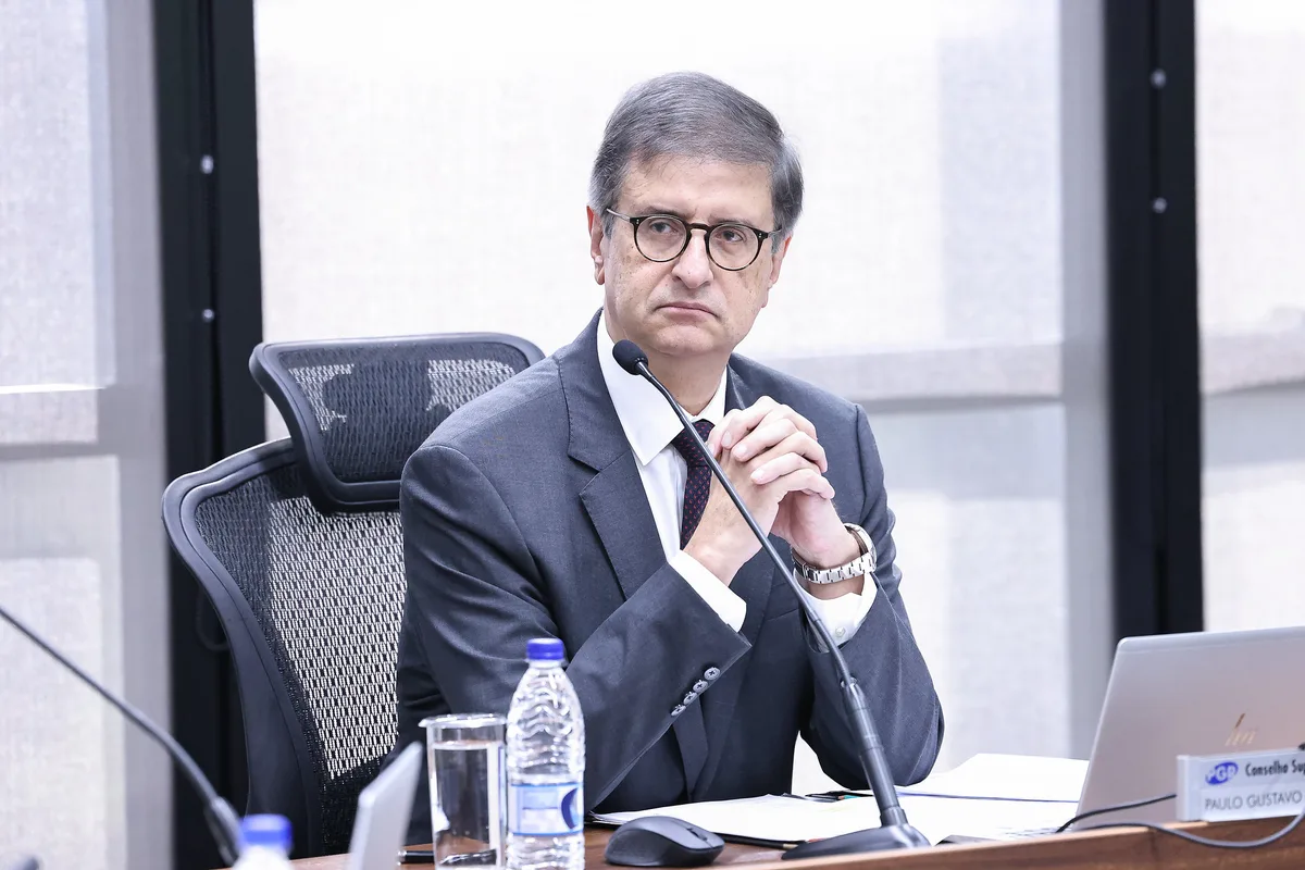 PGR defende saída de pai de Vorcaro da prisão para exames