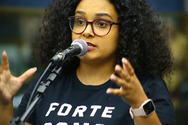 Grupo ataca com bomba comitê de candidata do PSOL e deixa santinhos de Nikolas