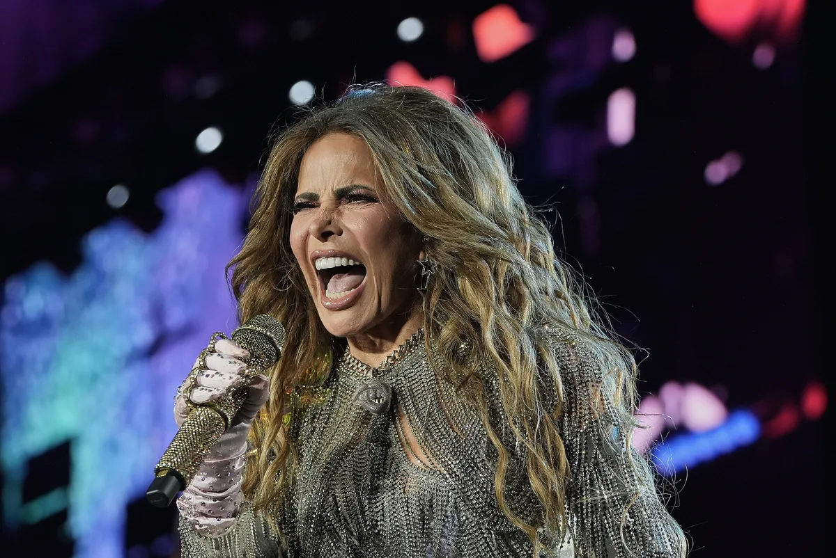 Gloria Trevi canta en Puebla pese al rechazo de colectivos feministas por denuncias de trata