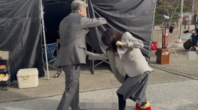 둘이 이렇게 친해?..한소희, 31살 많은 최민식에 총 쏘고 때리고 [핫피플]