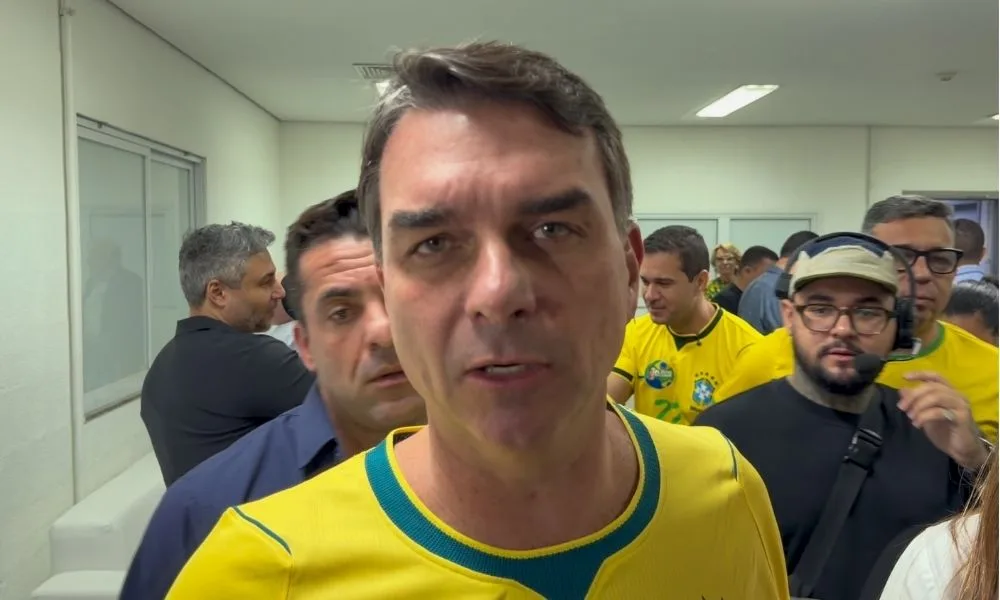 Flávio Bolsonaro é filiado ao Missão e atrasa registro de candidatura