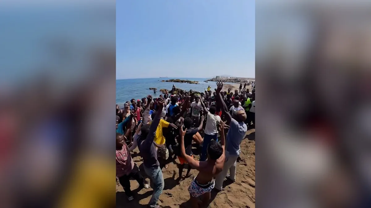 Flüchtlinge kämpfen gegen Langeweile - Wrestling-Duelle am Strand von Ceuta