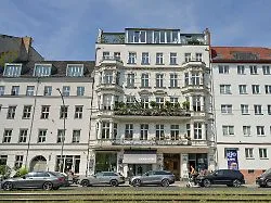 Abgebrochene Flasche als Waffe: Antisemitischer Angriff auf Frau in Berlin löst Entsetzen aus