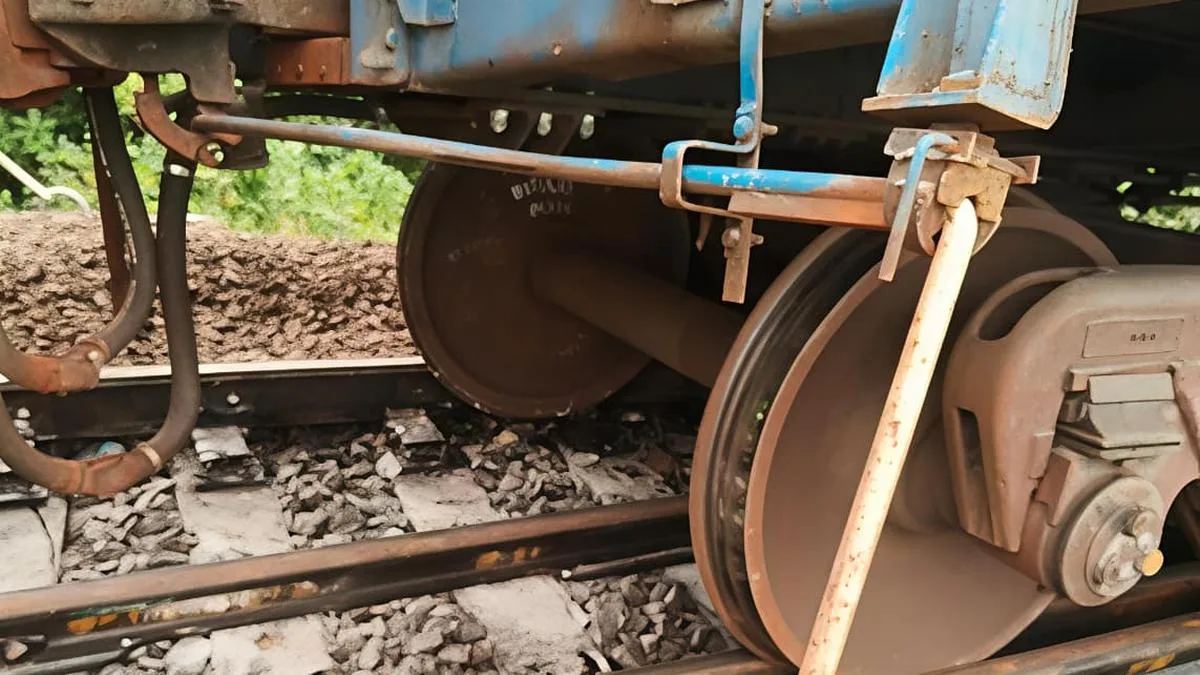 Eight fertilizer wagons derail near Kovvuru, rail traffic disrupted on Vijayawada-Visakhapatnam section