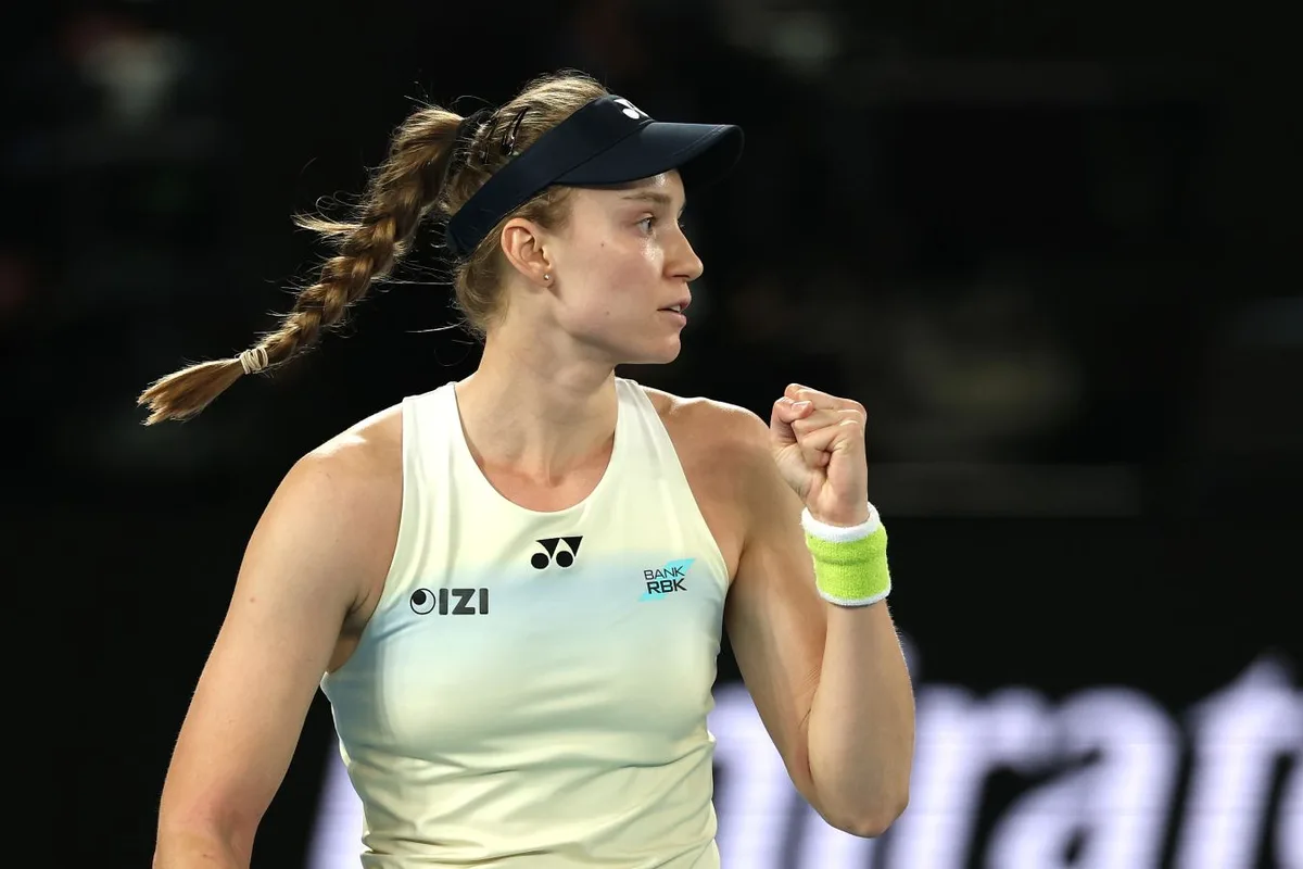 Елена Рыбакина получила трофей US Open из рук Марии Шараповой