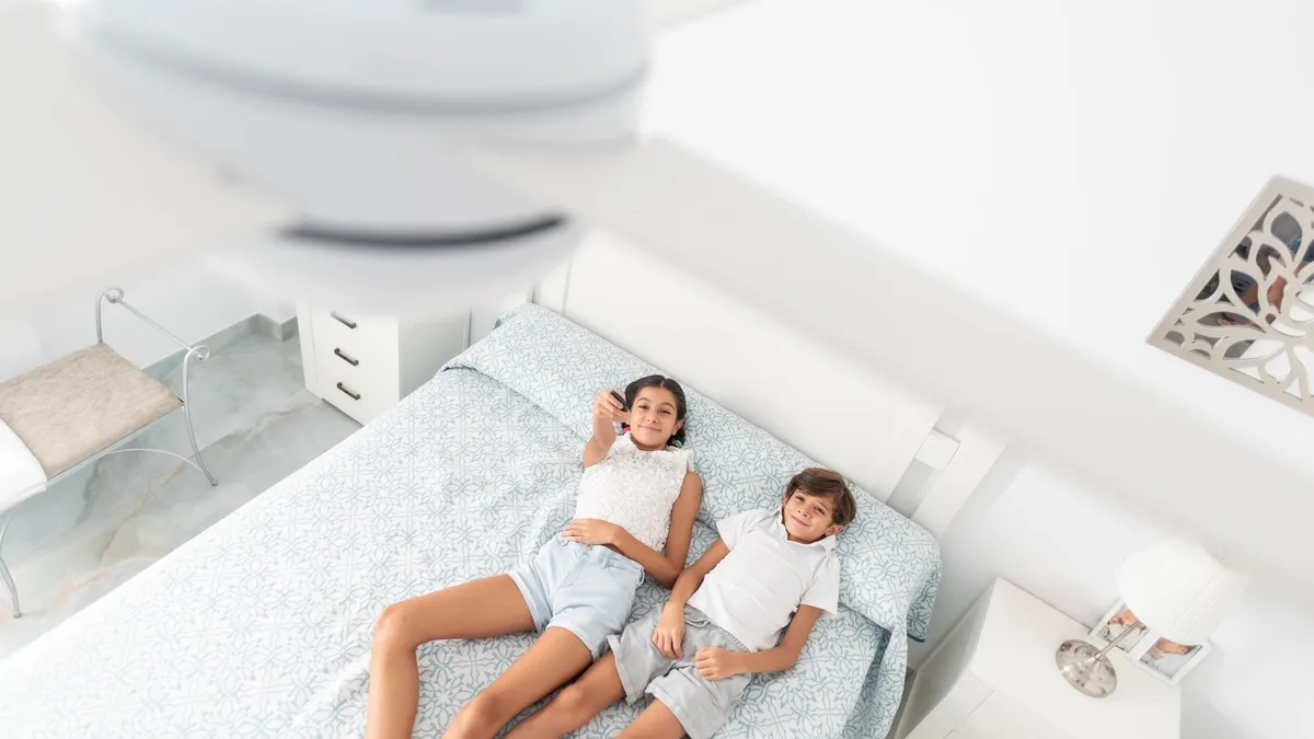 El secreto para dormir bien en agosto es este ventilador de techo con luz que parece sacado de un hotel de lujo y está rebajadísimo