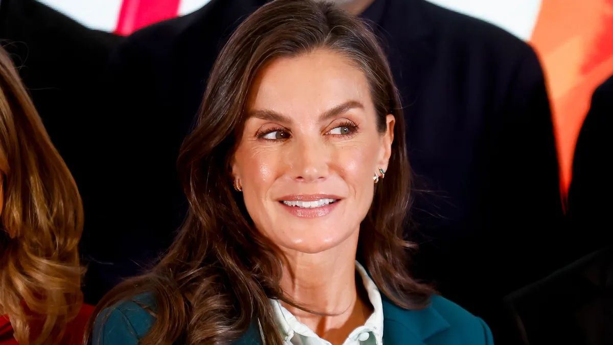 La reina Letizia vuelve a recurrir a su look como mejor herramienta de comunicación: de los diamantes y el terciopelo al traje de chaqueta