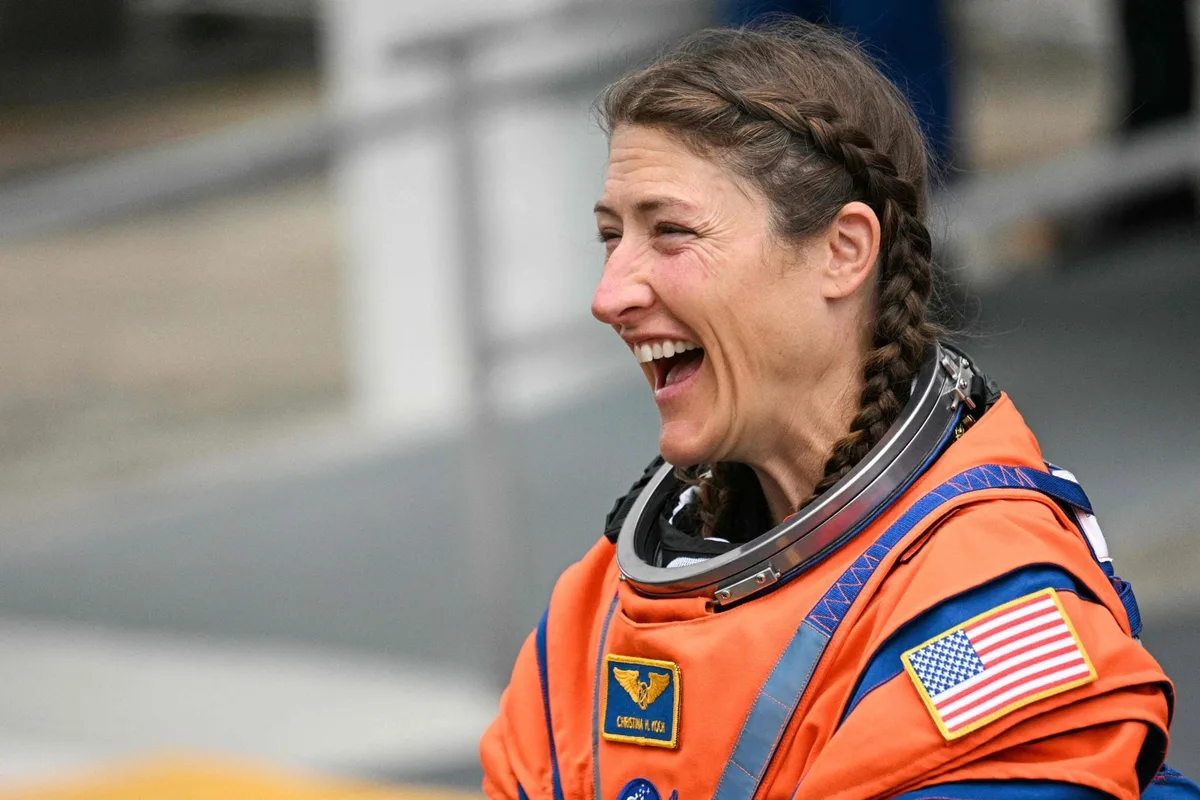 Christina Koch, astronauta de Artemis II: “No hay nada que te prepare para la impresionante sensación de ver tu planeta iluminado como si fuera de día”