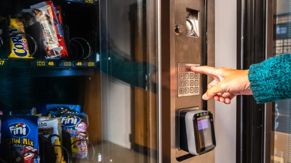 El 70% de los alimentos que se venden en las máquinas de los hospitales son "poco saludables"
