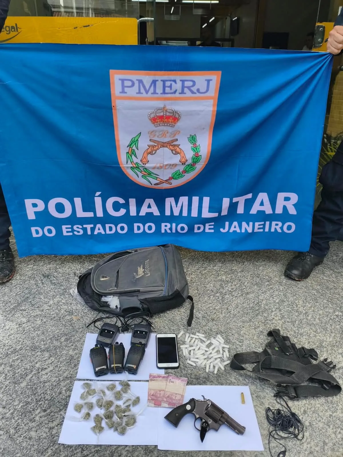 Adolescente é apreendido com drogas e revólver em Três Rios