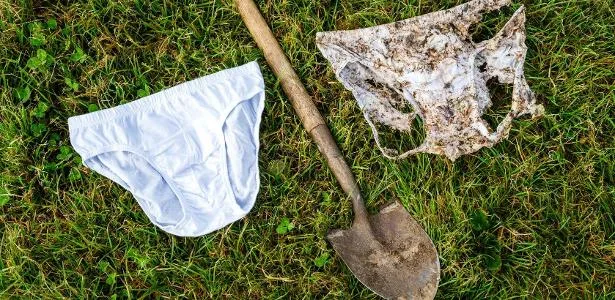 Por que cientistas pediram a mil pessoas que enterrassem cuecas e calcinhas