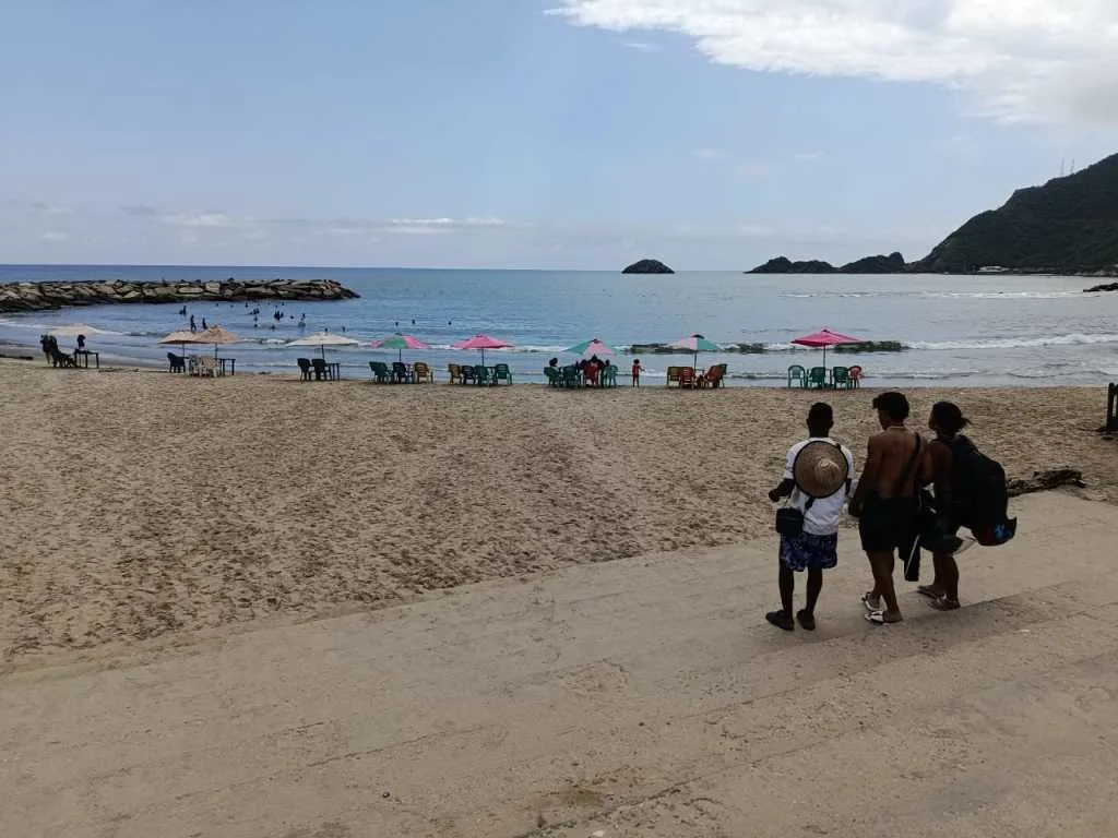 Apagones de hasta 18 horas asfixian comercios de Ocumare de la Costa en plena temporada vacacional