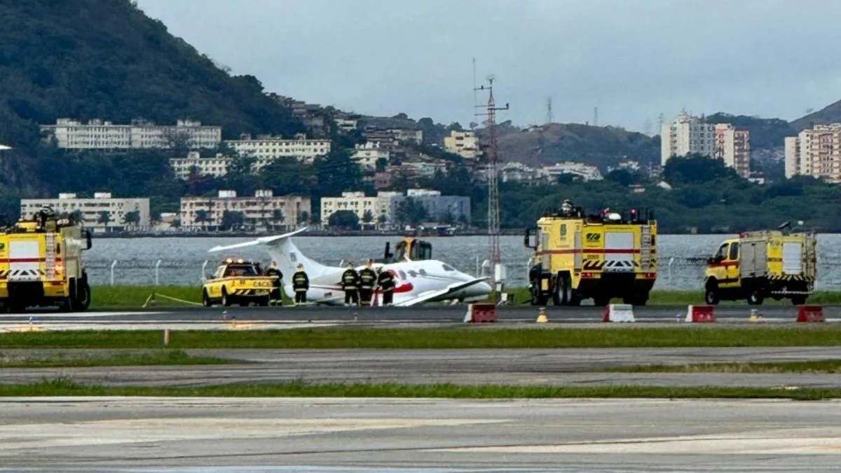 Avião sai da pista e quase cai no mar após pouso no Aeroporto Santos Dumont, no Rio de Janeiro; veja imagens da aeronave