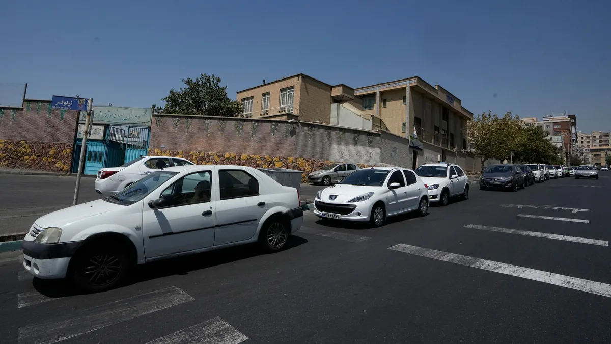 Las nuevas sanciones de Estados Unidos contra Irán desatan largas filas en las gasolineras