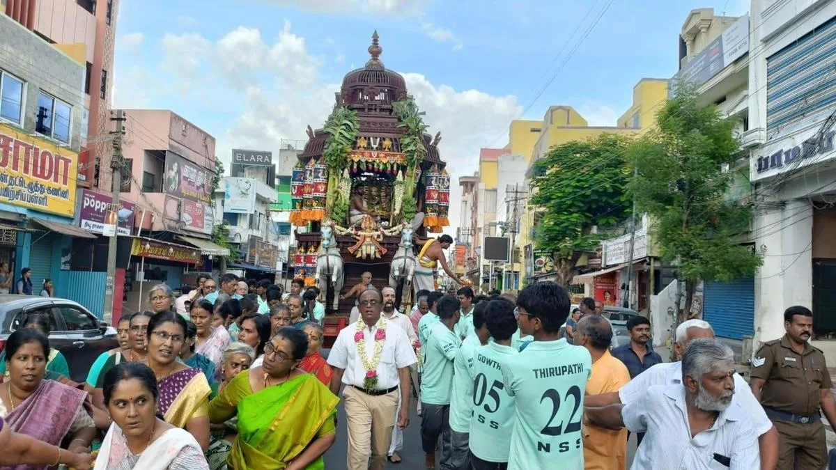 ‘Cheppu ther’ of Vadapatrasayi Perumal Temple pulled in Srivilliputtur