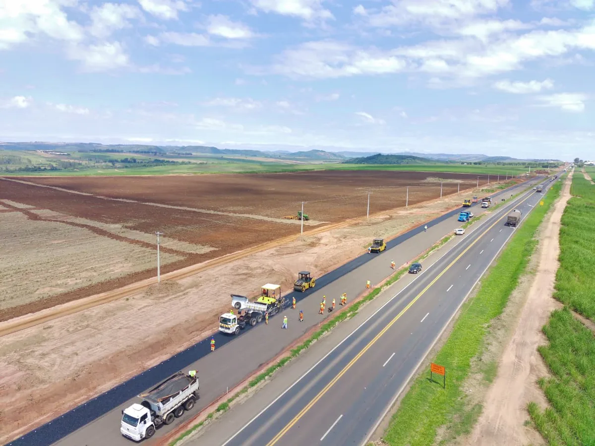 Duplicação de importante rodovia do Paraná começa a receber asfalto e tomar forma; veja o vídeo