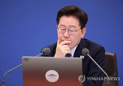 李대통령 지지율 35.2%…"인사·안보·부동산 악재에 하락세"[리얼미터](종합)