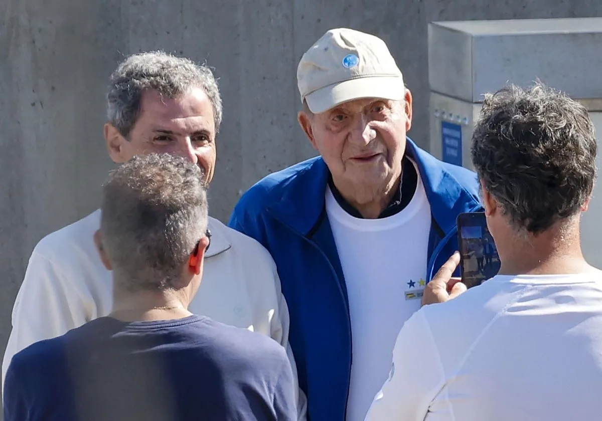 Juan Carlos I regresa a Sanxenxo por cuarta vez este año para competir con el 'Bribón'