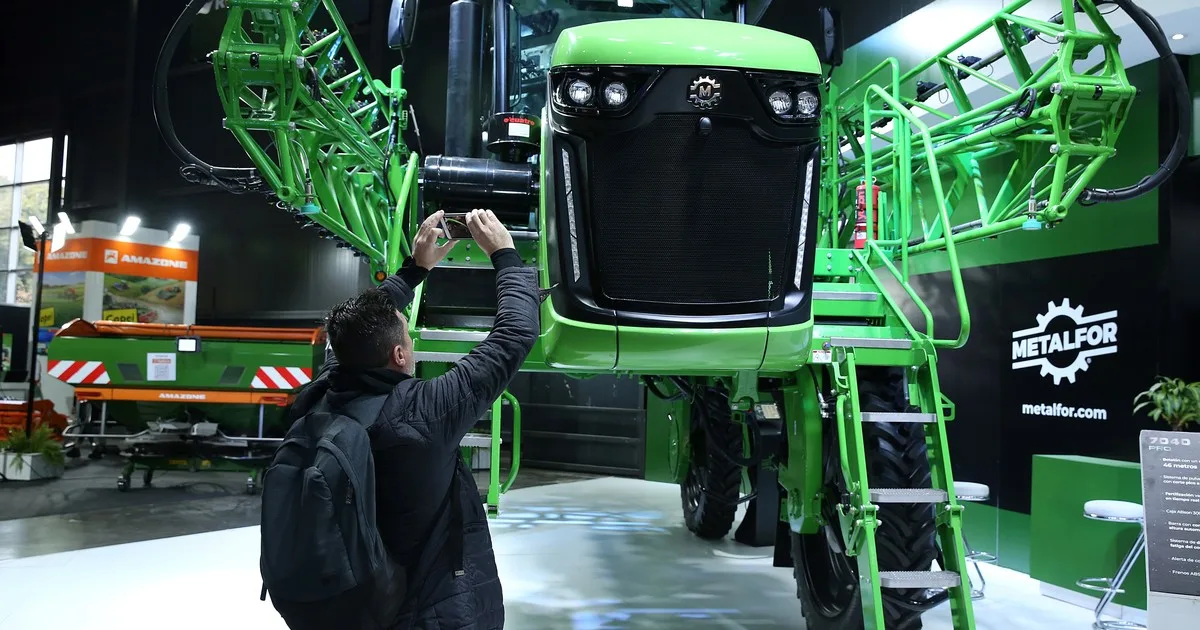 Una de las principales empresas de maquinaria agrícola reportó pérdidas por casi $26.500 millones y anunció un fuerte ajuste