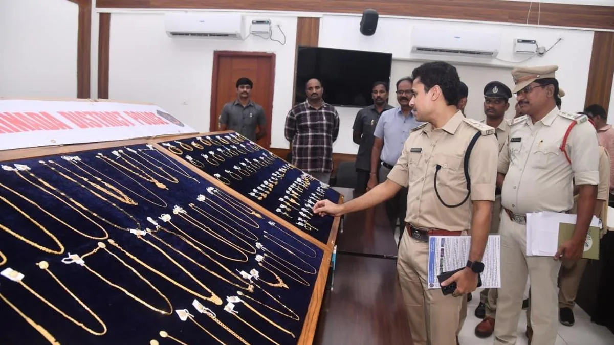 Bank of Baroda appraiser held for replacing 1.2 kg gold with imitation jewellery in Kakinada