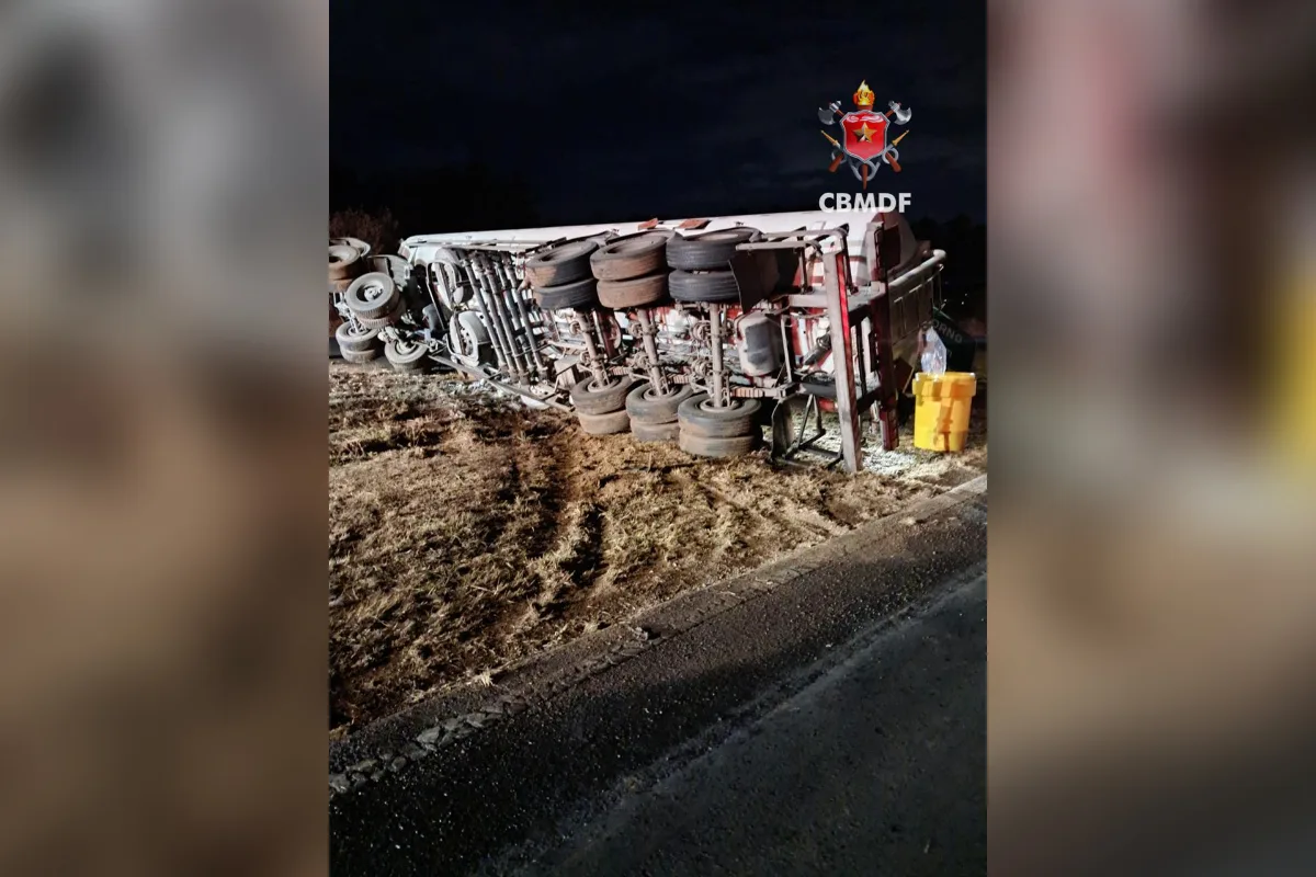 Carreta tombada na BR-020 transportava 35 mil litros de combustível