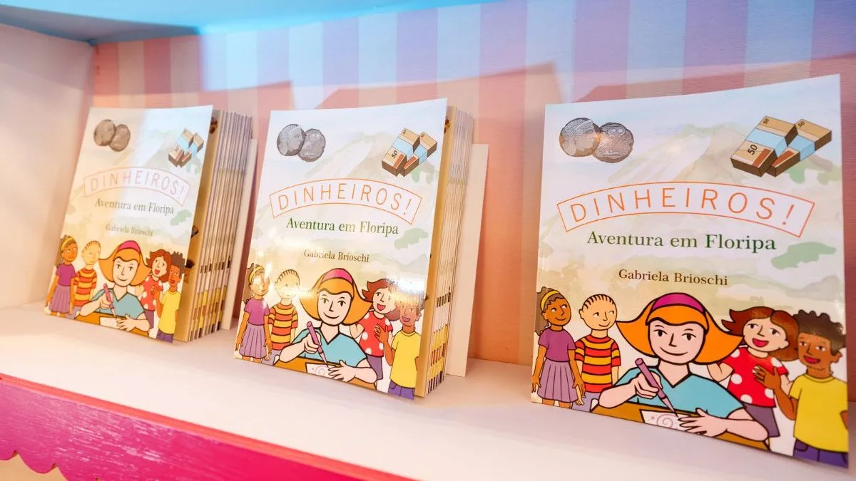 Livro gratuito ensina crianças a lidar com dinheiro em aventura por Florianópolis