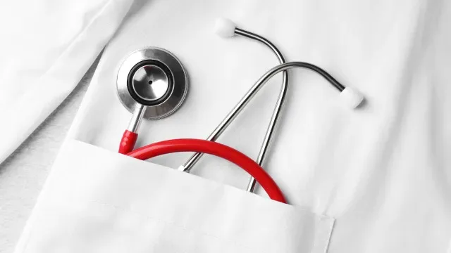 Dezenas protestam em Portalegre contra redução de horas de um médico